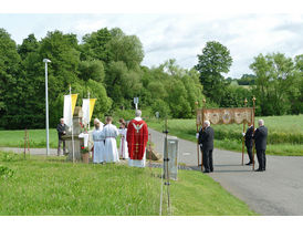 Bittprozession um den Kleinen Berg an Pfingstmontag (© Karl-Franz Thiede)